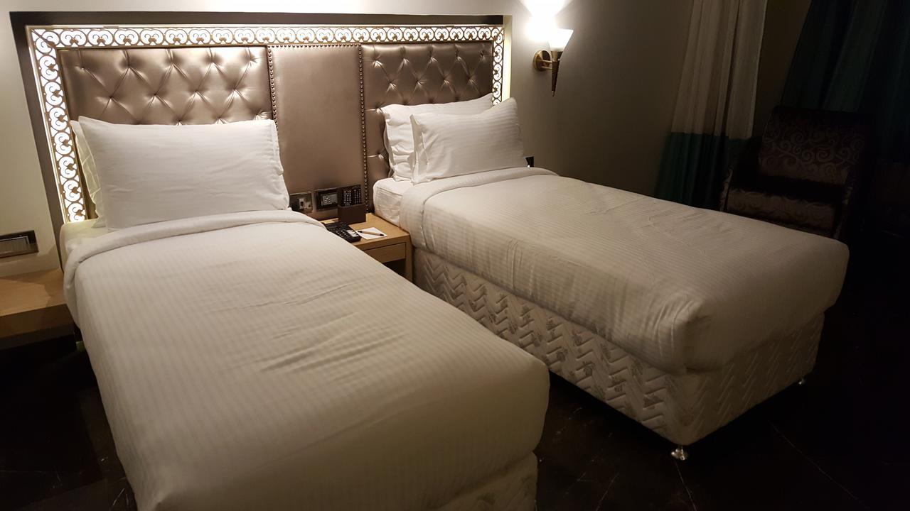 Hotel Peninsula Redpine Mumbai Bagian luar foto