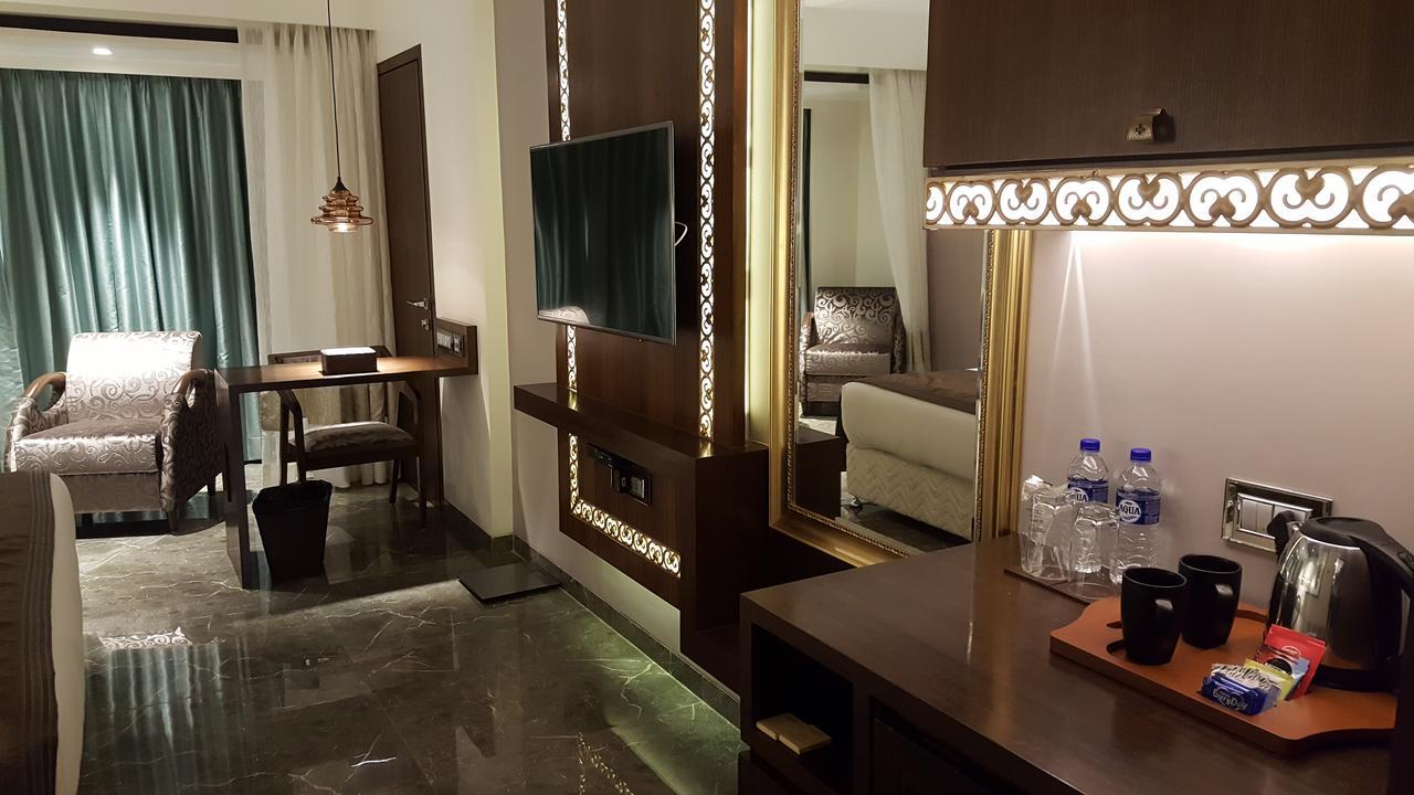 Hotel Peninsula Redpine Mumbai Bagian luar foto