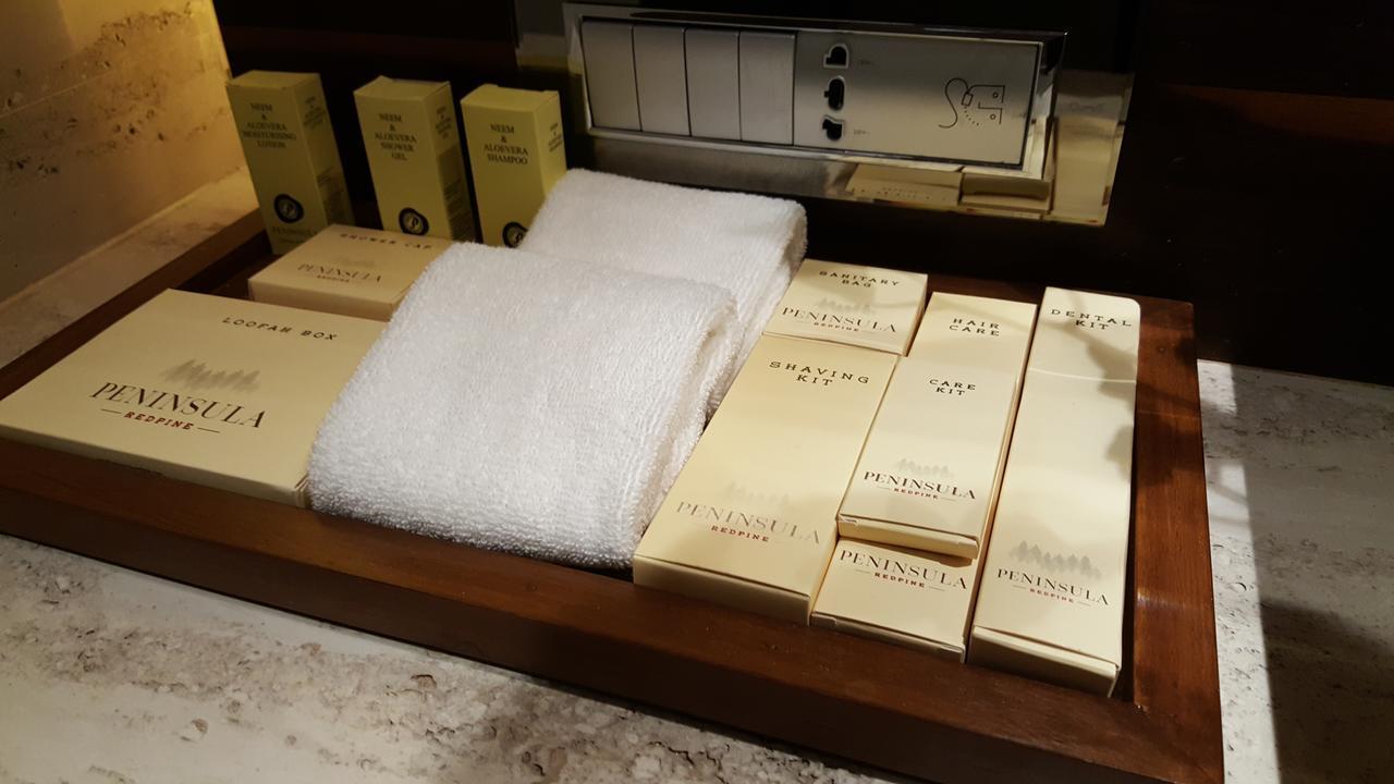 Hotel Peninsula Redpine Mumbai Bagian luar foto
