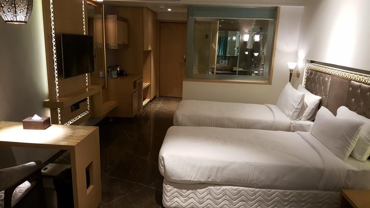 Hotel Peninsula Redpine Mumbai Bagian luar foto